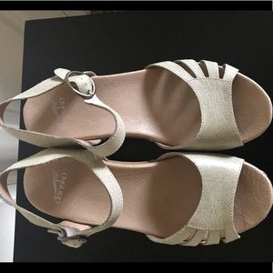 Dansko cream colored heels - Size 10 or 40 EUR EUC
